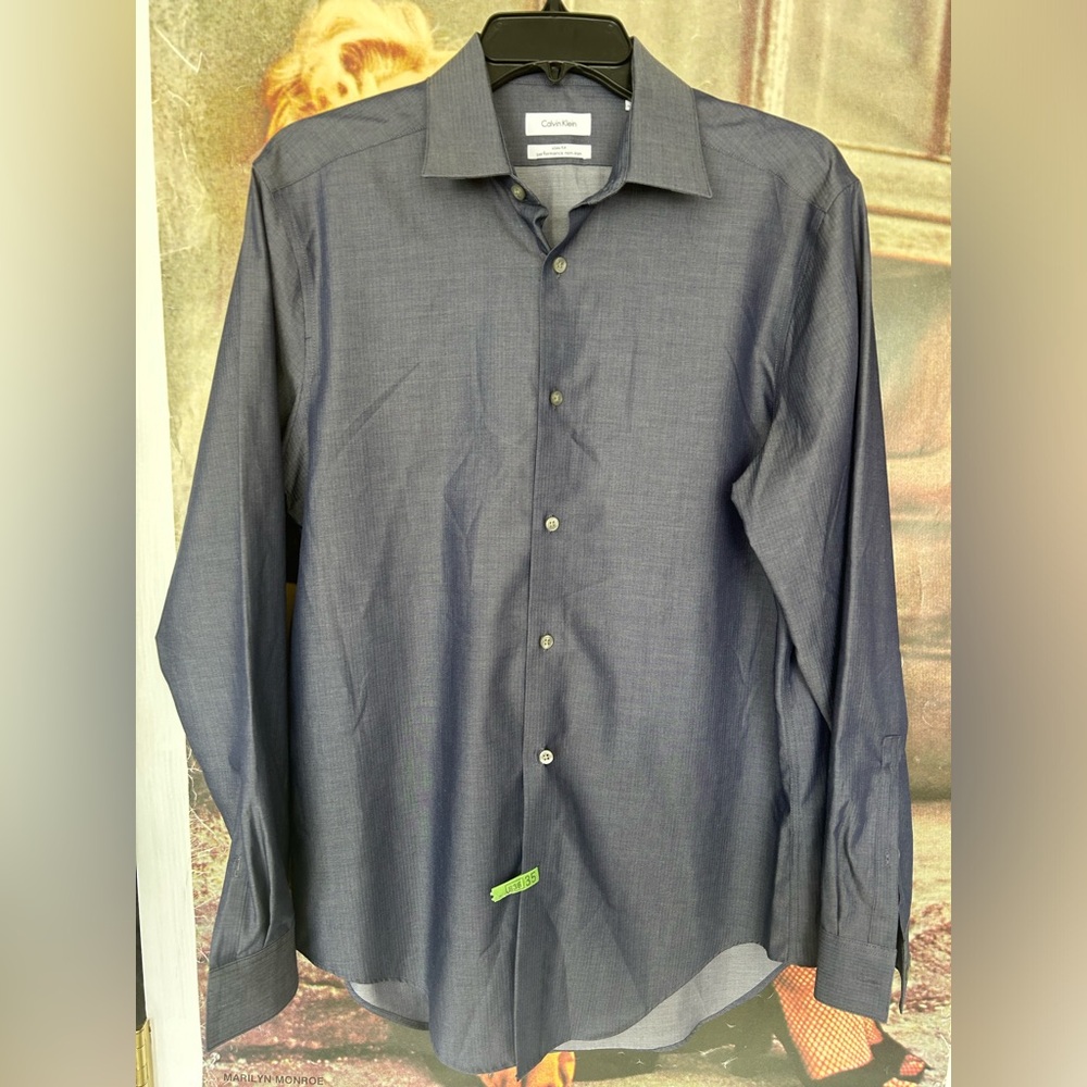 Men’s Calvin Klein Slim Fit dress shirt. Size 15 1/2. 32/33. Non-Iron. EUC!